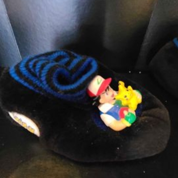 Vintage Pokémon Ash and Pikachu plush slippers with 3D figures - Picture 2 of 4